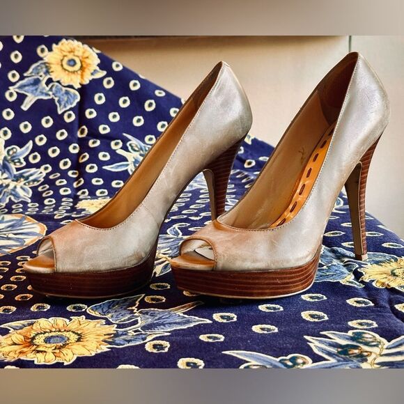 Enzo Angiolini Tan Heels with Peep-Toe Design - Picture 5 of 5